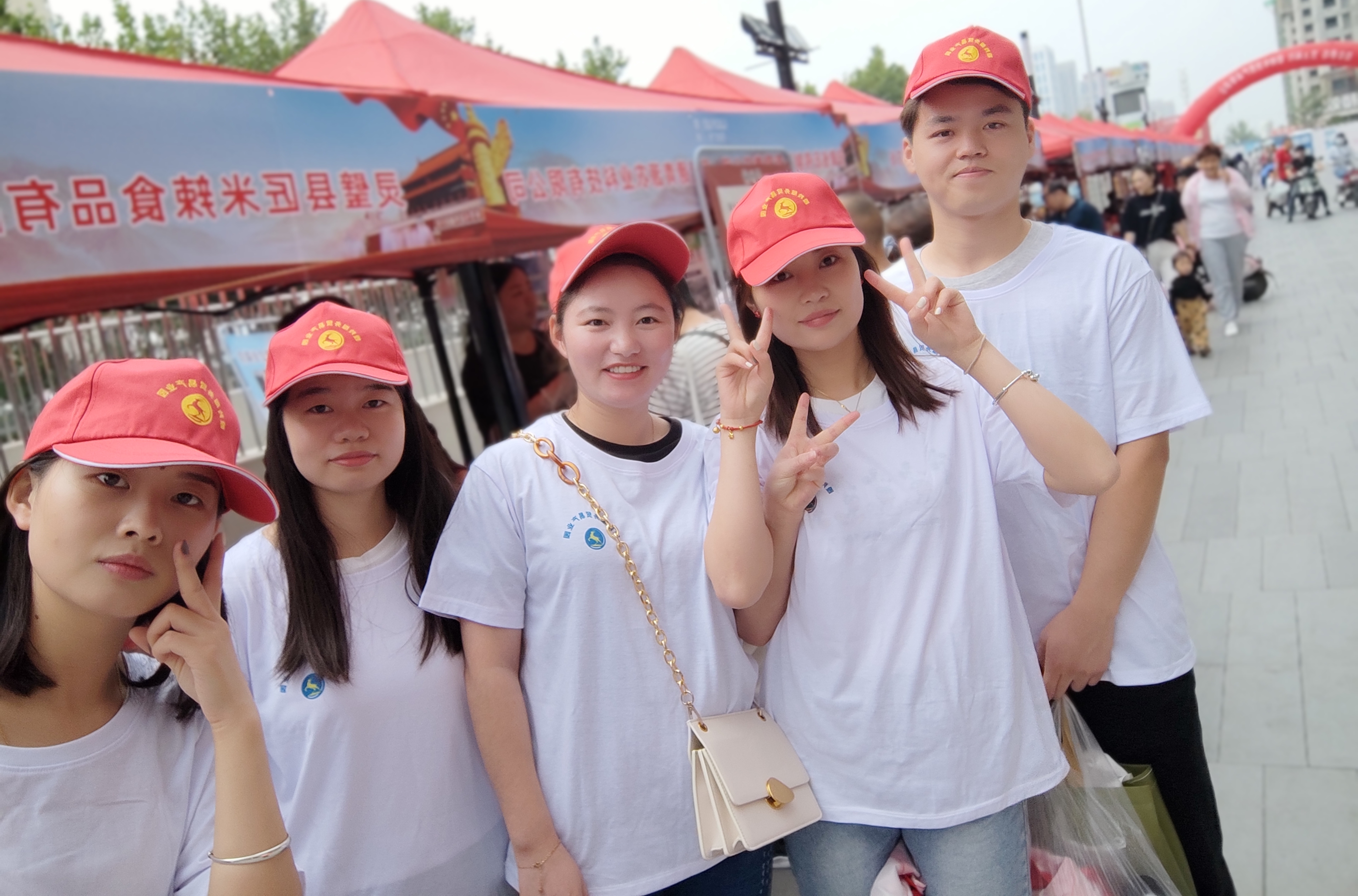 瞪羚服務(wù)貿(mào)易產(chǎn)業(yè)園參加扶貧產(chǎn)品展銷會(圖2)