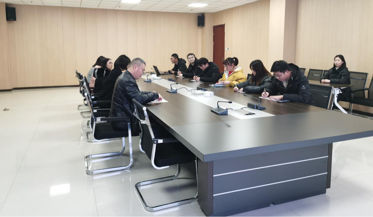 為落實鞋城管委會對新冠疫情防控的工作要求，進一步加強對入駐園區(qū)各企業(yè)場所疫情防控整治，宿州市瞪羚服務貿易產業(yè)園有限公司于12月24日下午5時，在公司會議室組織全體員工開展了疫情防控知識培訓，產業(yè)園辦公(圖1)