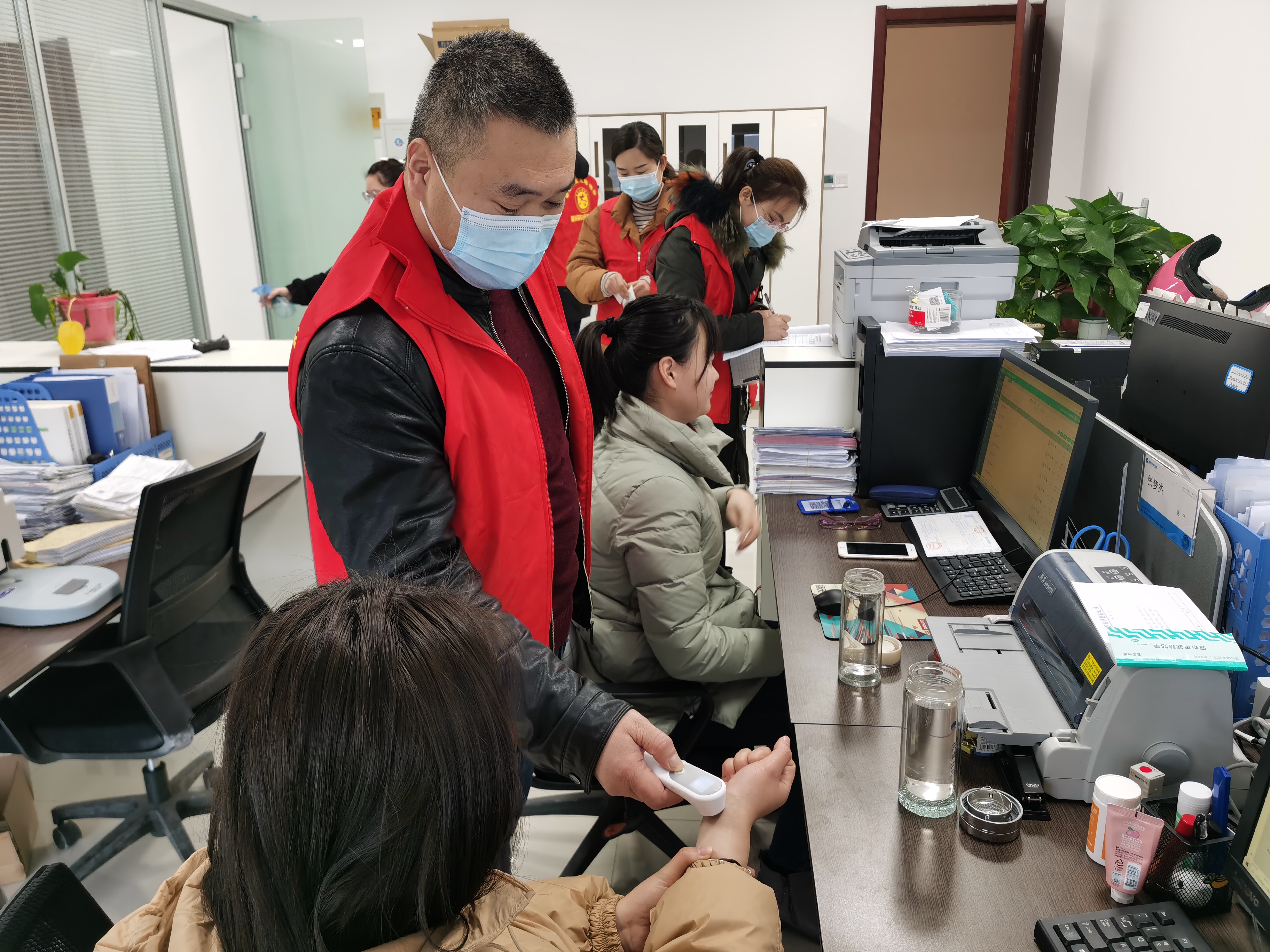 瞪羚黨支部開展“疫情防控，我們在行動”志愿者服務(wù)主題黨日活動(圖1)
